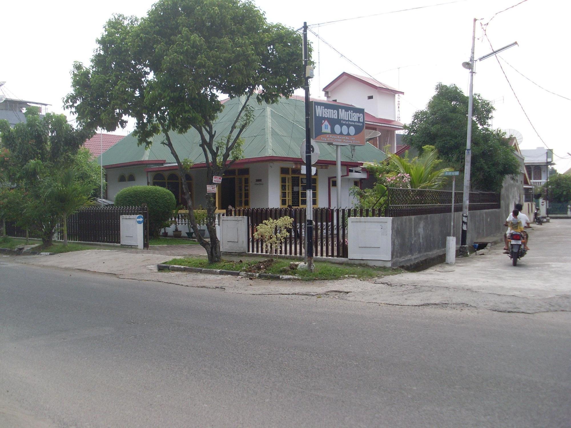 Wisma Mutiara Padang  Bagian luar foto